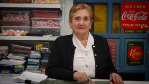 Nati, la tendera de 82 años que ha pasado toda la vida en su local de chuches de Pamplona