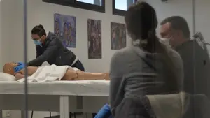 CaixaBank ayuda a una fundación navarra a capacitar a personas migrantes como cuidadoras