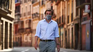 Un paseo por Pamplona con el 'torbellino' Almeida: "El PSN tiene obsesión por el poder"