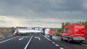 Un camión de vino vuelca en Fitero y corta una carretera durante horas
