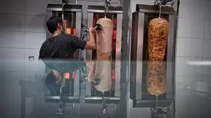 Las pizzerías y kebabs que arrasan cuando acaba la noche pamplonesa: "Es mejor que la fiesta"
