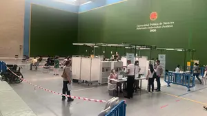 Las altas temperaturas obligan a cambiar el lugar de vacunación de la UPNA en Pamplona