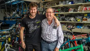La familia Goñi, más de 50 años arreglando y vendiendo bicicletas en Pamplona