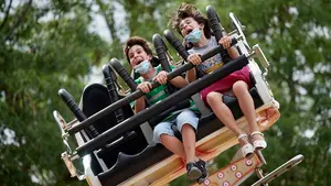 Pamplona ya disfruta con las barracas en la Rochapea: las imágenes de la apertura del recinto ferial