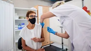 La presidenta Chivite recibe la primera dosis de la vacuna contra el coronavirus