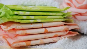 El Parlamento se une para instar a Chivite a estudiar la pobreza menstrual en Navarra