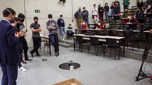 Un grupo de alumnos navarros gana la competición de robots mini-sumo de la UPNA