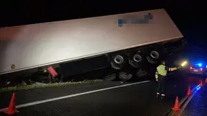 Corte en la N-121-A: un camión se sale de la vía en Bera y corta un carril durante horas
