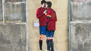 El artista urbano LKN celebra el Orgullo en Pamplona con una tierna obra dedicada a Osasuna