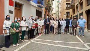 Pamplona homenajea al pintor Julio Martín-Caro con una placa en la casa la que que nació y vivió