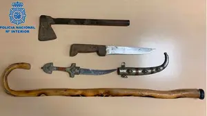 Les paran en Navarra por conducir una furgoneta robada y encuentran tres armas blancas 