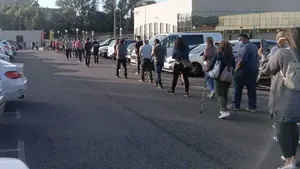 Largas colas en la UPNA en Pamplona para vacunarse por un problema informático de Salud