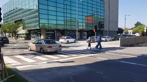 Pamplona pone en funcionamiento un nuevo paso de peatones en una céntrica plaza