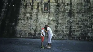 La cariñosa imagen ganadora del Concurso Internacional de Fotografía del Encierro