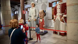 El reencuentro más esperado: los Gigantes de Pamplona seducen a los niños en la Ciudadela