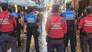 Desalojos de calles y detenciones: el balance de una noche de fiesta en Pamplona