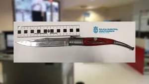 Multa en Pamplona por conducir borracho, sin carné y con una navaja de 16 centímetros de 'copiloto'