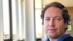 Un conocido ex piloto, en la UCI tras declararse negacionista y rechazar la vacuna