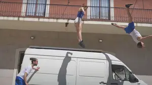 Acrobacias sobre esquís y básculas coreanas en el Festival de las Murallas en la Ciudadela