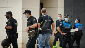 El hombre atrincherado con un gran cuchillo en un piso de Lezkairu abandona la vivienda