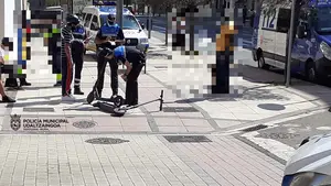 Accidente de tráfico en Pamplona: dos patinetes chocan en una acera de la Rochapea