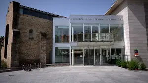 Un pueblo de la Comarca de Pamplona lleva 10 meses sin banderas de Navarra y España: exigen su colocación