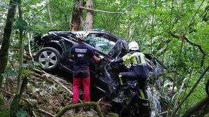 Una mujer y sus dos hijos heridos al caer su coche por un terraplén en un accidente en Navarra