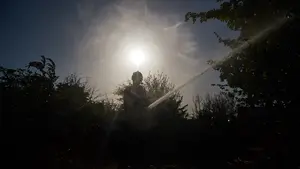 Bomberos extinguen un incendio en el monte San Cristóbal, muy cerca de Artica