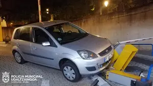Un conductor ebrio choca contra la barrera y las máquinas del parking de la Plaza de Toros