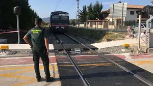 Un tren averiado bloquea durante media hora el paso a nivel de Esquíroz