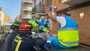 Una mujer cae de la terraza mientras regaba y salva la vida al chocar contra el techo de un coche