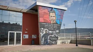 Así es el mural del campo de fútbol de Orcoyen dedicado a Juan Carlos Unzué