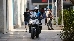 Unos menores roban en una localidad de Navarra varias sillas de un bar para llevarlas a su bajera