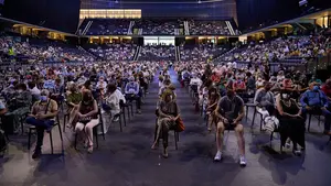 José Luis Perales emociona en Pamplona: las imágenes de su concierto en el Navarra Arena