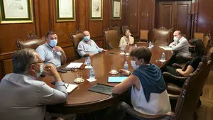 Maya y los hosteleros buscan soluciones a la violencia nocturna en Pamplona