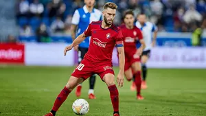 Roberto Torres, primer partido como titular y nuevo gol de penalti en Vitoria
