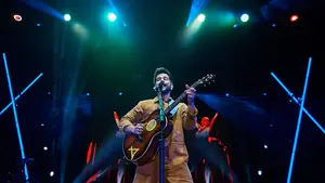 Camilo inunda el Navarra Arena con su ritmo y buen rollo en un concierto multitudinario