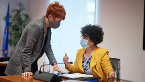 "Inacción" de Salud ante un posible cohecho: Na+ y Bildu señalan al departamento de Induráin