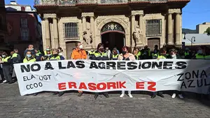 Trabajadores de la zona azul se concentran tras la agresión en la Chantrea: "No somos responsables"