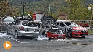Fuego en Estella: varios coches se incendian en un aparcamiento cercano al hospital
