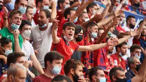Un Sadar al 100% por primera vez: las imágenes del rugido de la afición ante el Rayo