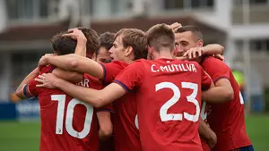 Osasuna Promesas se impone al colista en un partido con cuatro jugadores expulsados