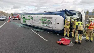 Heridas seis personas tras volcar un autobús del trayecto Vitoria-Pamplona