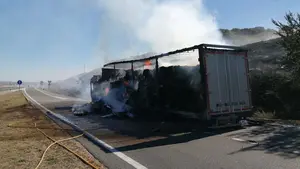 Totalmente calcinado: se incendia en la AP-68 un camión que transportaba pilas de papel