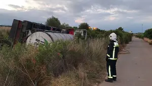 Riesgo químico: vuelca un camión cisterna con 25.000 litros de sosa cáustica