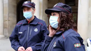 Sus hijos les encontraron: investigan como "crimen machista" el hallazgo de dos cadáveres en Vitoria