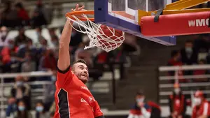 El Basket Navarra debuta en casa con una abultada derrota ante el Cantabria