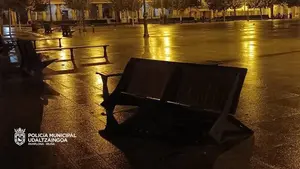 Identifican a varias personas, algunas menores, por dañar coches y mobiliario urbano en Pamplona