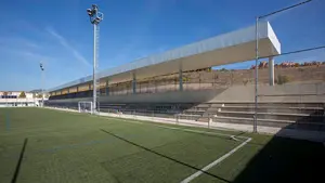 Cubierta la grada del campo de fútbol de Lezkairu que cuenta con 432 asientos