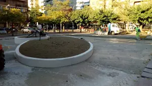 Nuevo suelo y dos grandes jardineras: así luce la 'renovada' plaza de un barrio pamplonés